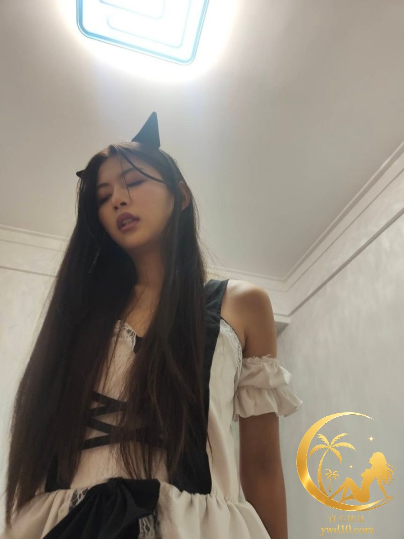 大理网友约玩变酒店实战 黑丝御姐跨坐狂摇 被顶到高潮抽搐连喊轻点